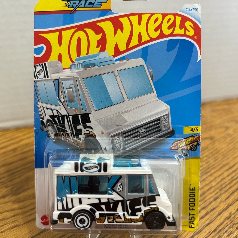 Hot Wheels - Quick Bite 214/250; Fast Foodie 4/5